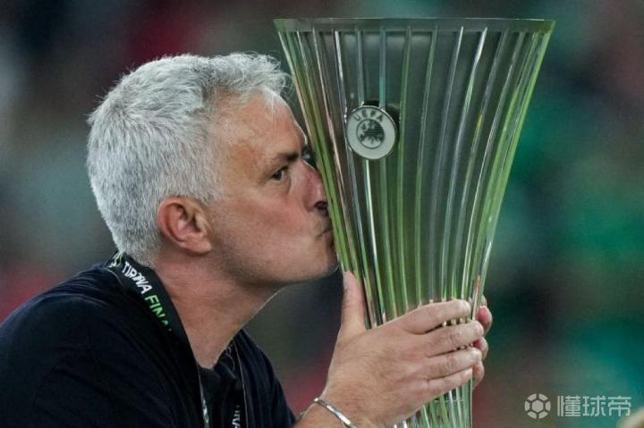 包含费耶诺德内部会议纪要流出——今晨伤情更新，欧联使命明确，训练强度明显提升的词条